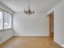 Eagle-talo, joka pilkistää olohuoneen ikkunasta, on tien toisella puolella.