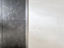 Keittiössä laattalattia. Muussa asunnossa ihastuttava valkoinen lautalattia.