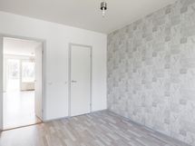 Makuuhuone 2:n yhteydessä on vaatehuone.