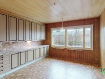 Keittiössä paljon kaappeja