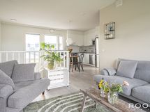 Olohuoneen ja keittiön yhdistävä avara ja valoisa oleskelutila luo kodin sydämen.