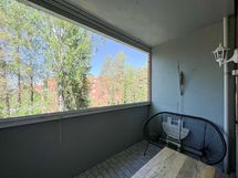 Lasitettu tilava parveke antaa kesällä mukavan rentotumistilan.