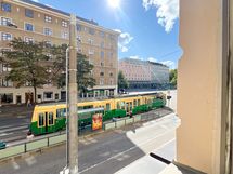 Raitiovaunupysäkki löytyy heti talon vierestä. Helsinginkatua pitkin liikennöi myös busseja.