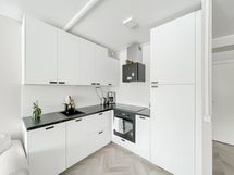 Keittiön varusteluun kuuluu mm. integoitu astianpesukone ja -jääkaappi pakastinlokerolla.