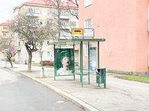 Bussipysäkki talon edessä