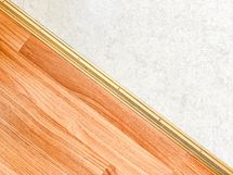 Keittiössä muovimatto suojaa lattiaa pahimmilta vesiroiskeilta.