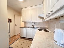 Keittiö on siistikuntoien ja siellä mukavasti kaappitilaa ja työtasoja.