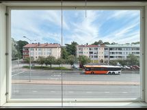Selkeäpohjaisesta kodista on avarat näkymät Vihdintien suuntaa, koilliseen.