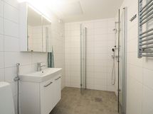 Putkiremontin yhteydessä uusittu kylpyhuone.