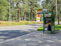 Pysäkki Myllytuvantie on tontin vieressä.
