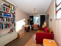 Toinen makuuhuone toimii vieras- ja harrastehuoneena.