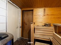 Hyvä sauna, jossa on hetivalmis kiuas, vaikka päivittäiseen saunomiseen!
