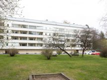 Taloyhtiön etupihaa - lasten hiekkalaatikko