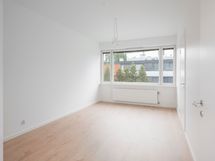 Päämakuuhuoneessa on ovet erilliseen keittiöön ja olohuoneeseen.