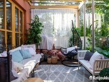 Iso lasitettu viherhuone, jossa voit nauttia oleilusta vaikka myöhälle syksyyn.