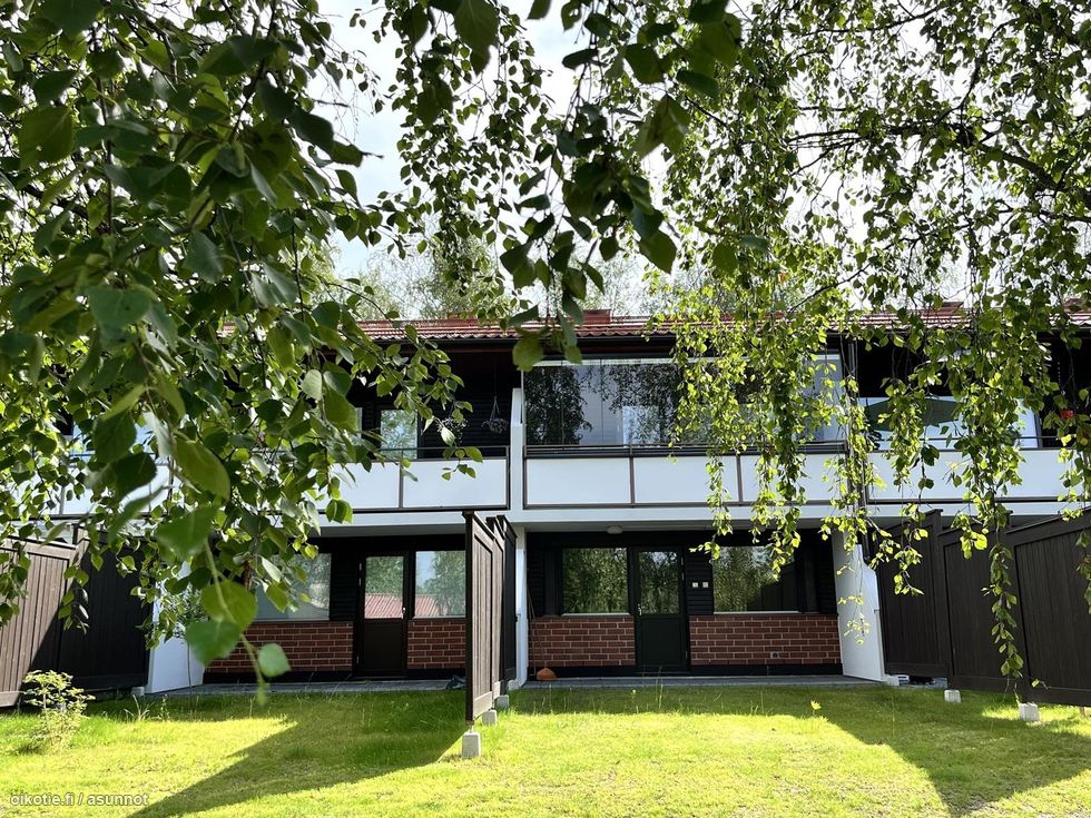 sisäpiha ja lasitettu parveke ilta-aurinkoon