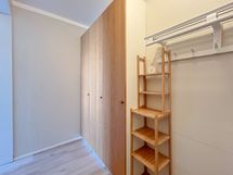 Eteisessä on vaatekaapisto ja naulakkotilaa.