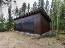 Korkea autohalli sijaitsee tontilla kauimmaisena.