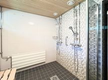 Taloyhtiössä on tyylikkäät saunatilat.