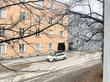 Näkymä ikkunasta Karjalankadulle itään. Olemme 2.kerroksessa.