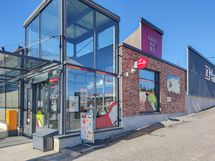 Lähikauppa sijaitsee tien toiselle puolella.