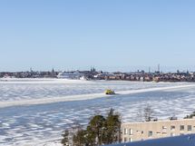 Näkymä taloyhtiön kattoterassilta. Lauttaliikenne ympärivuotisesti aivan talon edestä keskustaan