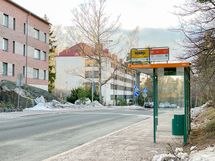 Bussipysäkki aivan nurkan takana- bussi 20 kulkee Meilahden sairaala-alueelle jatkaen Kamppiin.