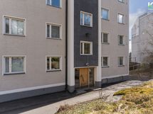 Sisäänkäynti on sisäpihan puolelta