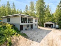 Näkymä pihaan ajettaessa