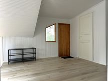Yläkerran aula, ovi parvekkeelle