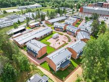 Viihtyisä ja suojaisa leikkipiha.