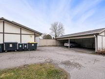 Jokaiselle huoneistolle kuuluu yksi autokatospaikka