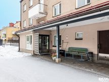 Sisääntulo sisäpihan kautta