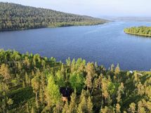 Näkymä rantasaunan yli järvelle