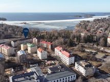 Sijainti Lauttasaaren uimarannan vieressä.