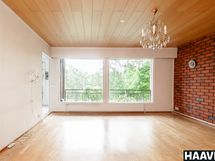 Upeat näkymät olohuoneen ikkunoista