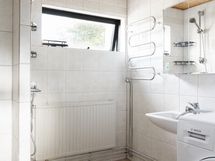 Pesutilat monikäyttötilana kivassa ikkunallisessa pesuhuoneessa