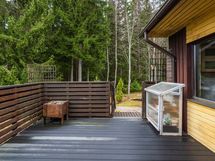 Terassilta on käynti suoraan metsäpoluille.