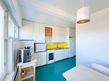 Keittiössä on runsaasti kaappitilaa ja laskutilaa.