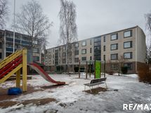 Pihassa on leikkikenttä