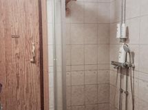 Pesuhuone ja sauna sijaitsee alakerrassa.