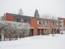 Hyvällä sijainnilla lähellä keskustan palveluja tilava rivitaloneliö sekä lämmin autotalli ja varasto.