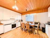 Erillinen keittiö on todella tilava.