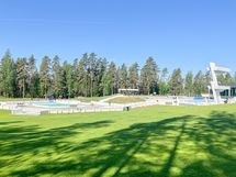 Sveitsin uimalan ulkoallasalue hyppytorneineen ja auringonottoalueineen avoinna kesäisin.