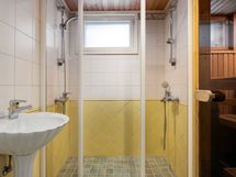 Alakerrassa on kätevä kahden suihkun kylpyhuone saunan yhteydessä.