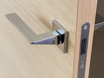 Italialaiset magneettilukot ja painikkeet