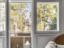 Yläkerran makuuhuone 2, jossa parveke