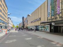 Turun keskustaan pääsee kätevästi niin bussilla, palkupyörällä kuin kävellenkin.
