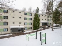 Parvekkeen näkymät oikealle taloyhtiön laajalle puistomaiselle piha-alueelle.