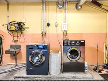 Taloyhtiön pyykkituvassa on helppo pestä pyykit.